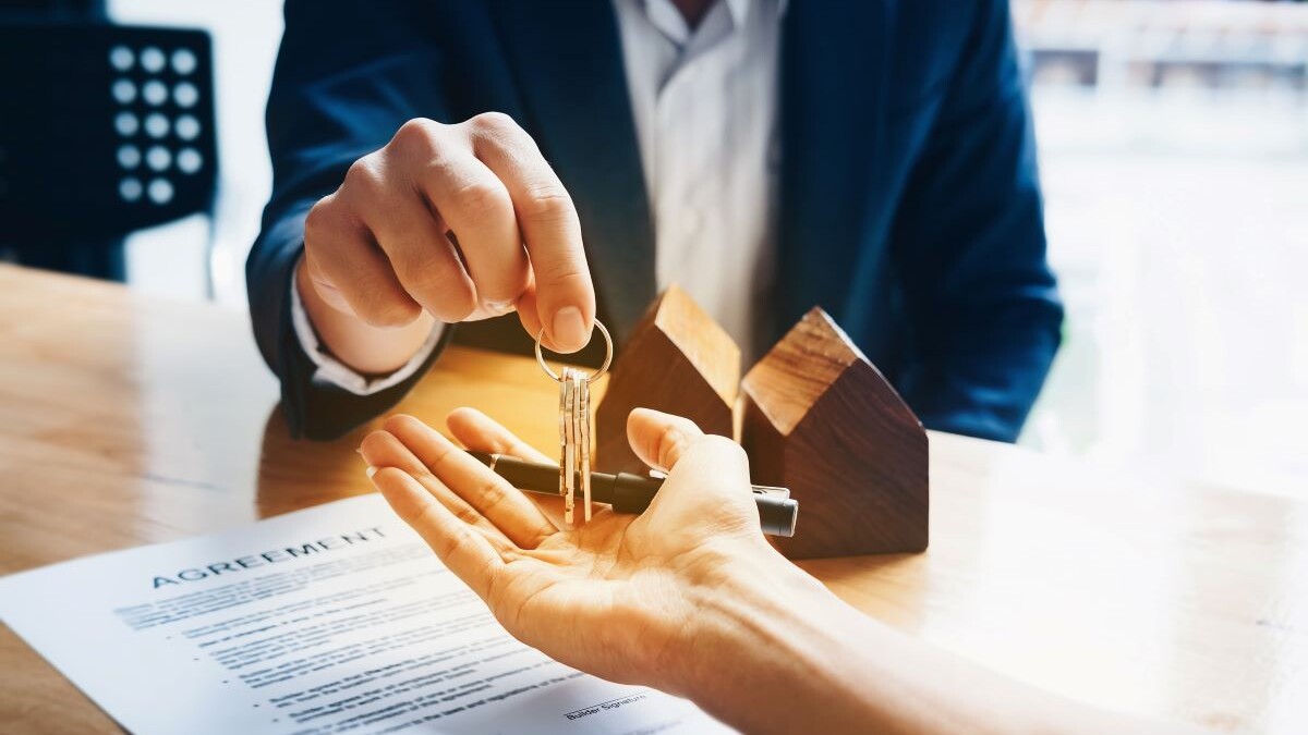 Real estate agents agree to buy a home and give keys to clients at their agency's offices. Concept agreement