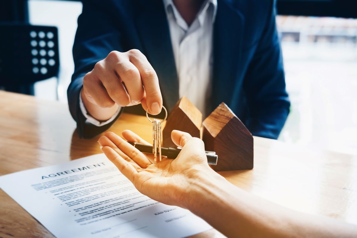 Real estate agents agree to buy a home and give keys to clients at their agency's offices. Concept agreement